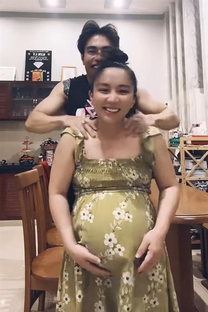 Được chồng hát nịnh nhưng biểu cảm vợ Lê Dương Bảo Lâm thì lạ lắm-5