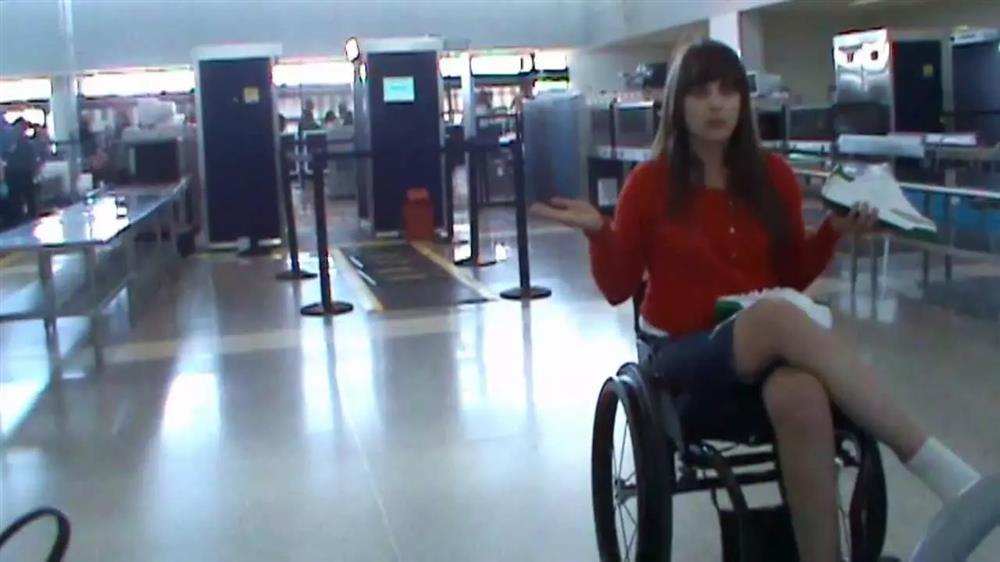 Học TikTok, du khách dùng trò ngồi xe lăn né xếp hàng ở sân bay-1