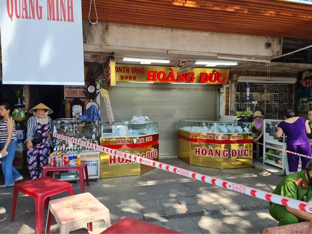 NÓNG: Đã bắt nghi phạm cầm súng AK cướp tiệm vàng ở Huế-1