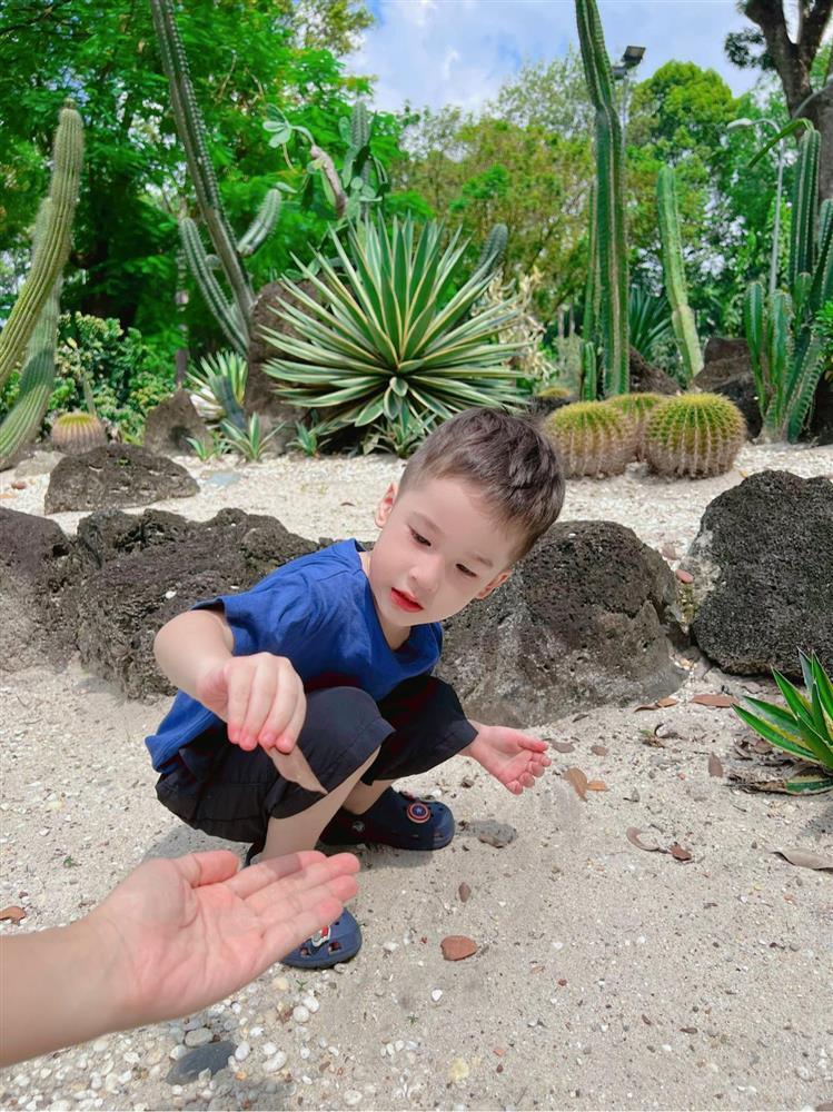 Tin showbiz Việt ngày 31/7: Con trai Hoàng Oanh ra dáng soái ca nhí-4