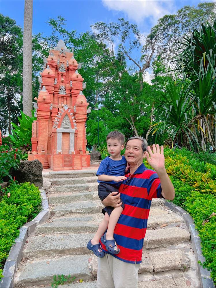 Tin showbiz Việt ngày 31/7: Con trai Hoàng Oanh ra dáng soái ca nhí-2