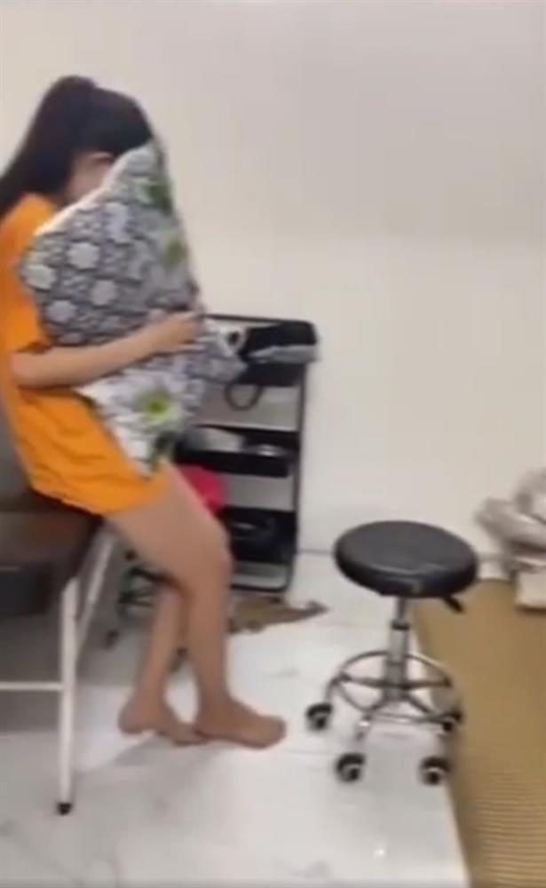 Clip: Vừa gửi vợ bầu về quê, chồng dẫn ngay bé đường đến nhà ở-1