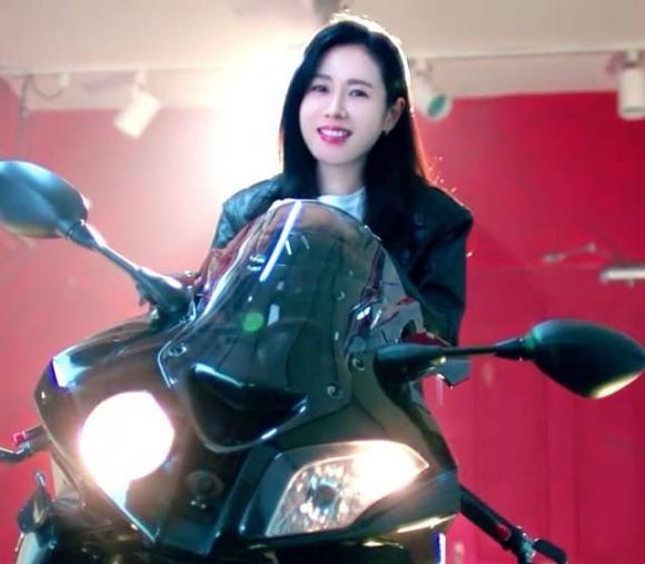 Bà bầu Son Ye Jin ngồi xe mô tô siêu ngầu, diện mạo ngỡ ngàng-3