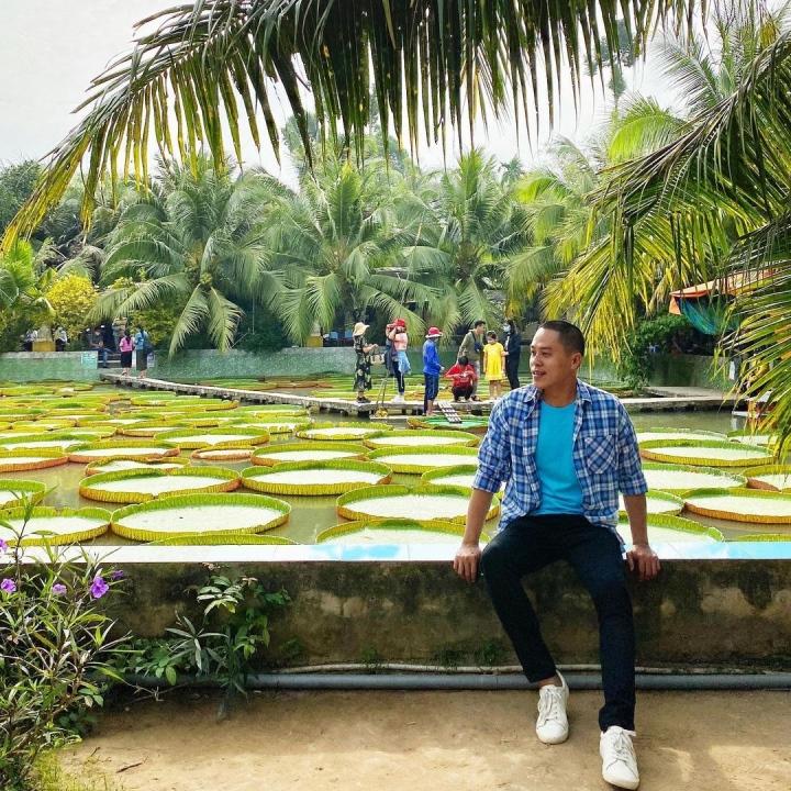 Ngôi chùa có hồ sen mọc lên từ hố bom, lá sen khổng lồ đỡ cả người-5