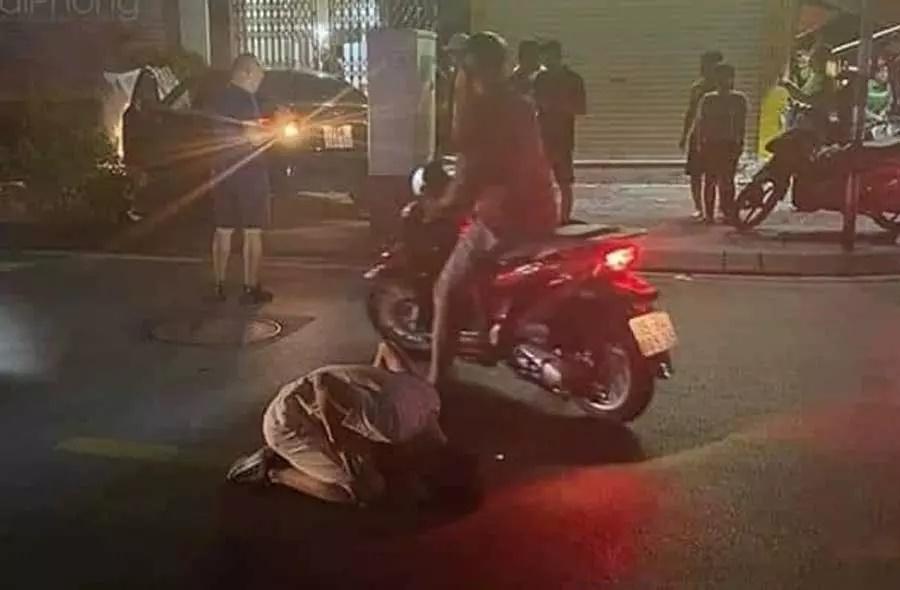 Tông hàng loạt xe trên phố đi bộ, tái xế gây tai nạn quỳ gối xin lỗi-4