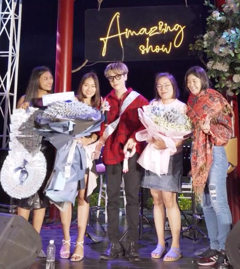 Ca sĩ Việt được fan Thái tặng vòng tiền có 1-0-2-6