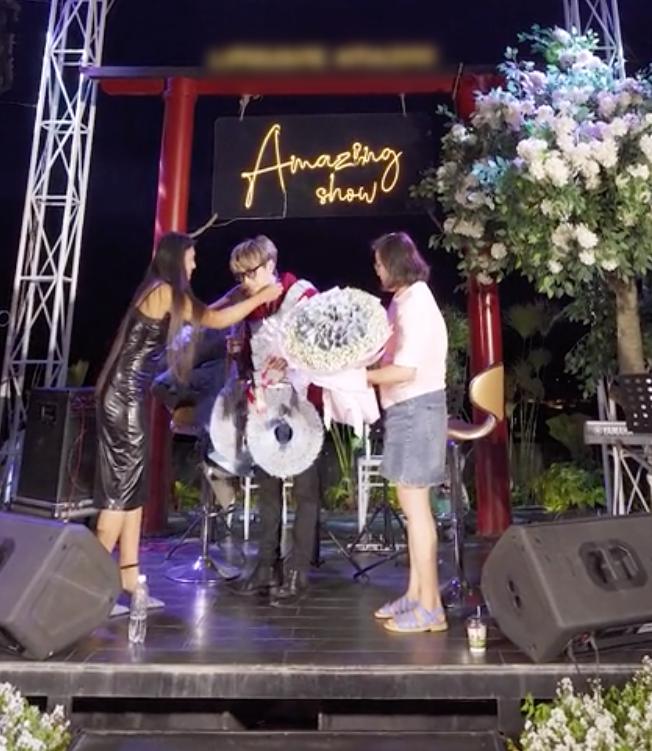 Ca sĩ Việt được fan Thái tặng vòng tiền có 1-0-2-5