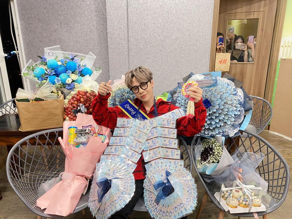 Ca sĩ Việt được fan Thái tặng vòng tiền có 1-0-2-8