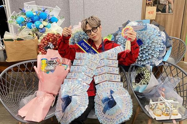 Tặng fan dép tổ ong, Quang Hùng MasterD nhận lại vòng hoa tiền-8