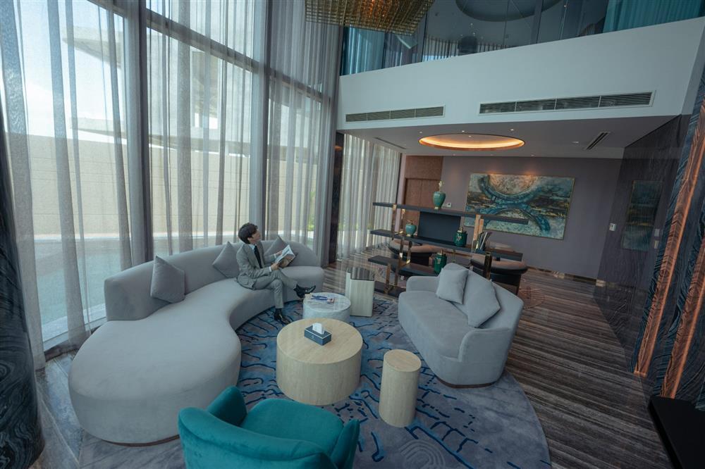 Sơn Tùng M-TP đi giày độn cao mà vẫn bị chê một mẩu-1