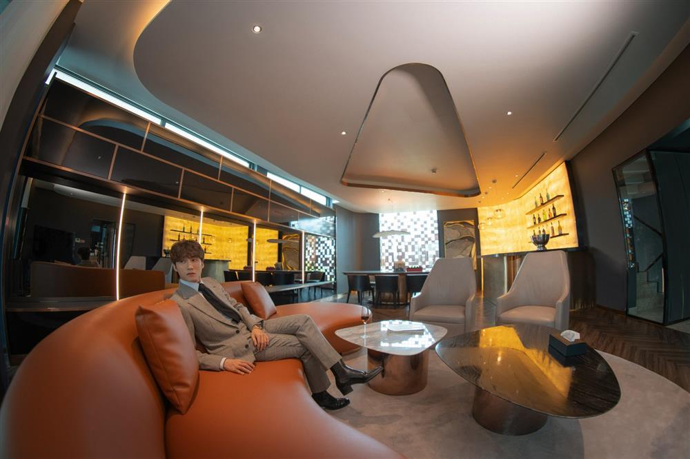 Sơn Tùng M-TP đi giày độn cao mà vẫn bị chê một mẩu-3