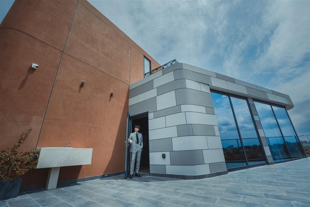 Sơn Tùng M-TP đi giày độn cao mà vẫn bị chê một mẩu-7