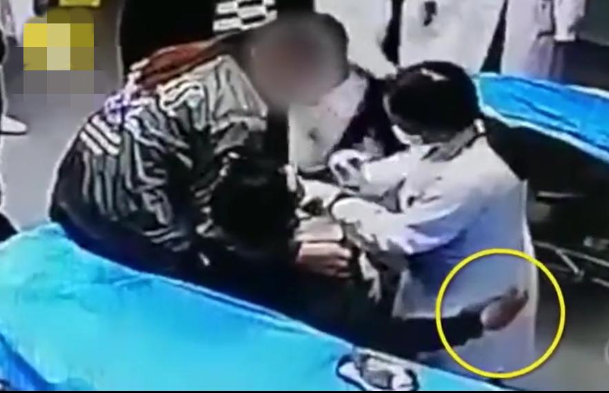 Đang sơ cứu vết thương, thanh niên vẫn tranh thủ sờ mông bác sĩ-1