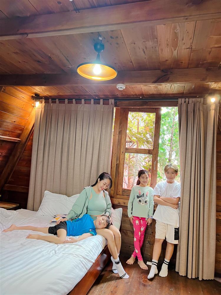 Ốc Thanh Vân mặc đồ tập bó chịt nhức mắt ra đường-1