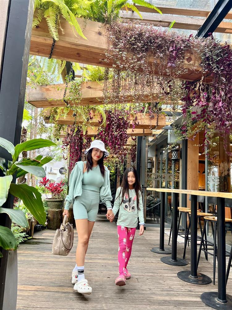 Ốc Thanh Vân mặc đồ tập bó chịt nhức mắt ra đường-3