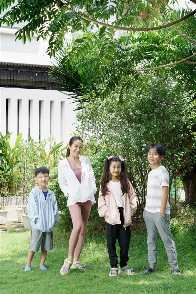 Ốc Thanh Vân mặc đồ tập bó chịt nhức mắt ra đường-8