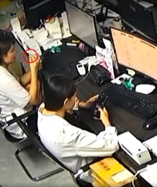 Uống gần hết cốc trà sữa, cô gái nhặt được con thạch sùng ăn kèm-1