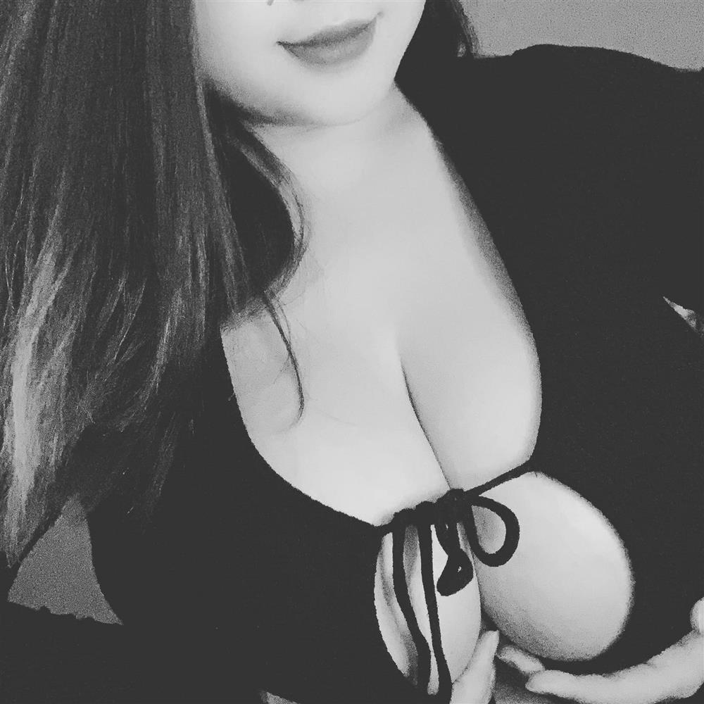 Loạt ảnh hot girl ngực khủng khoe thân, nội y ngoại cỡ chả đỡ nổi-2