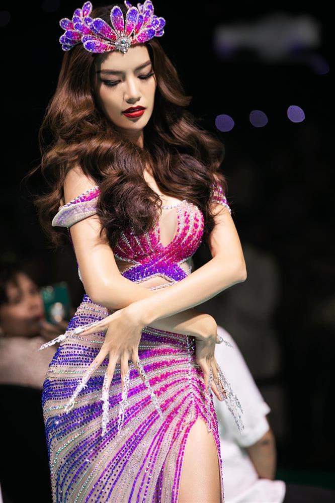 Lê Bống mượn đầm Miss Earth giấu lưng dài, đùi thô vẫn trượt hoa hậu-8