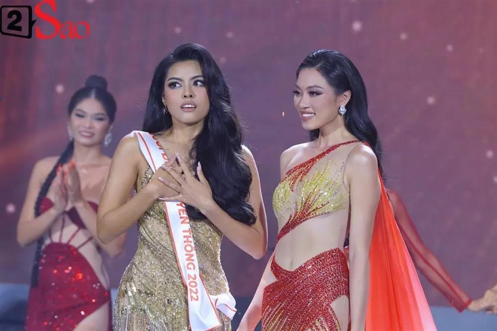 Những màn đăng quang ô dề nhất: Có cô lăn đùng ngã ngửa-3