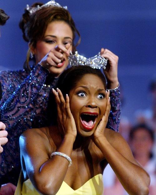 Những màn đăng quang ô dề nhất: Có cô lăn đùng ngã ngửa-14