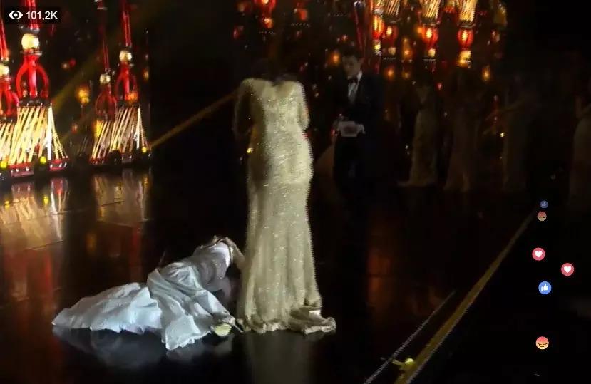 Những màn đăng quang ô dề nhất: Có cô lăn đùng ngã ngửa-9