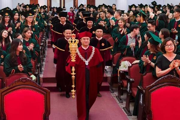 Ý nghĩa quyền trượng và vòng cổ hiệu trưởng mang tại lễ trao bằng-4