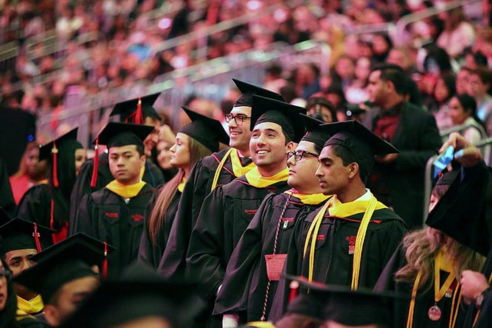 Ý nghĩa quyền trượng và vòng cổ hiệu trưởng mang tại lễ trao bằng-3