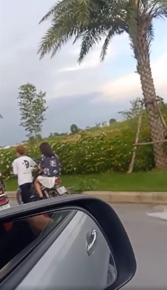 Chàng trai dắt xe cho bạn gái ngồi trên yên, dân mạng nhìn ngứa mắt-3