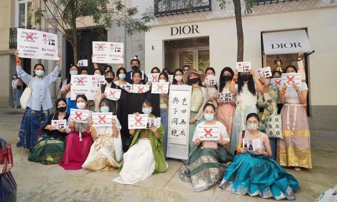 Dior vẫn im lặng dù bị phản đối ở nhiều nước-1