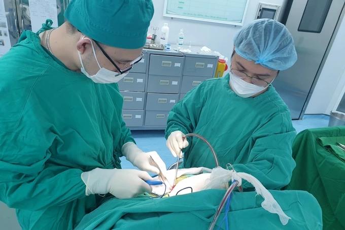 Cấp cứu kịp thời cháu bé 12 tháng tuổi bị đinh cắm vào đầu-3