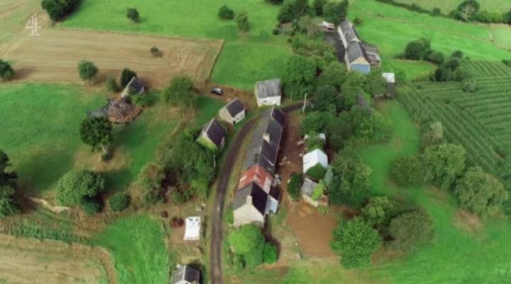 Không đủ tiền mua nhà, cặp đôi ra nước ngoài mua luôn cả ngôi làng-3