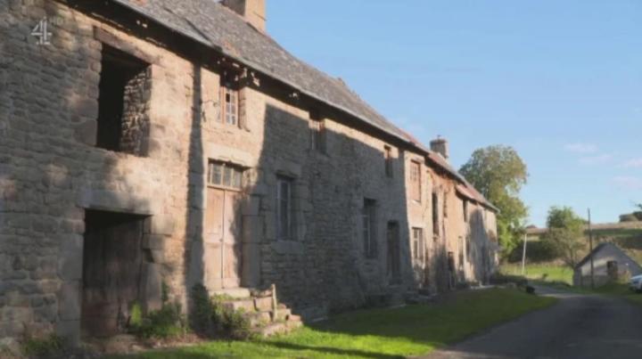 Không đủ tiền mua nhà, cặp đôi ra nước ngoài mua luôn cả ngôi làng-5