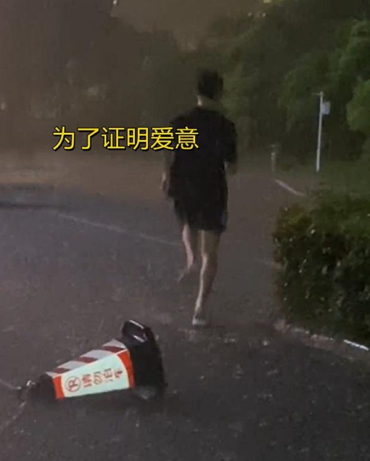 Nam sinh chạy 20 vòng sân ký túc xá dưới mưa, biết lý do ai cũng chê dại-2