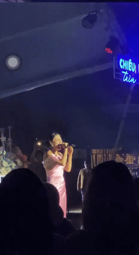 Văn Mai Hương đang hát bị khói xịt thẳng vào mặt, tắt luôn tiếng-2