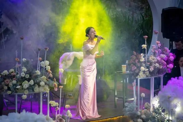 Văn Mai Hương đang hát bị khói xịt thẳng vào mặt, tắt luôn tiếng-1