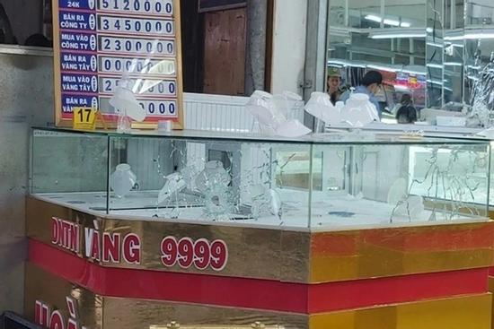 Vụ nghi phạm cầm súng cướp tiệm vàng ở Huế có nhiều điểm bất thường