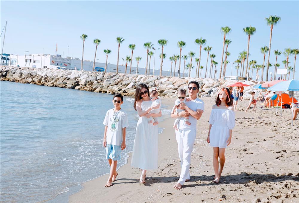 Bên con riêng Shark Hưng, nhan sắc Á hậu Thu Trang chiếm sóng-1