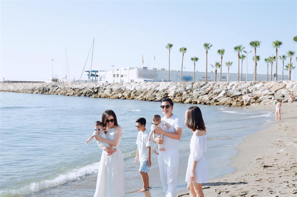 Bên con riêng Shark Hưng, nhan sắc Á hậu Thu Trang chiếm sóng-2