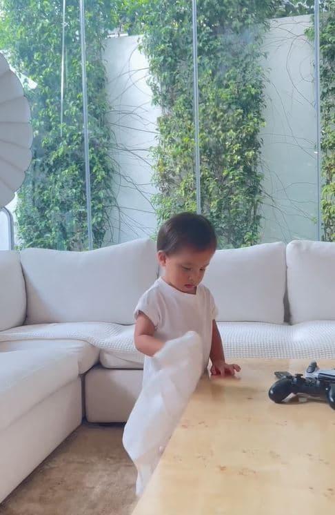 Ái nữ Hồ Ngọc Hà chuẩn quý cô hay làm: Dọn từ nhà tới sân bay-4