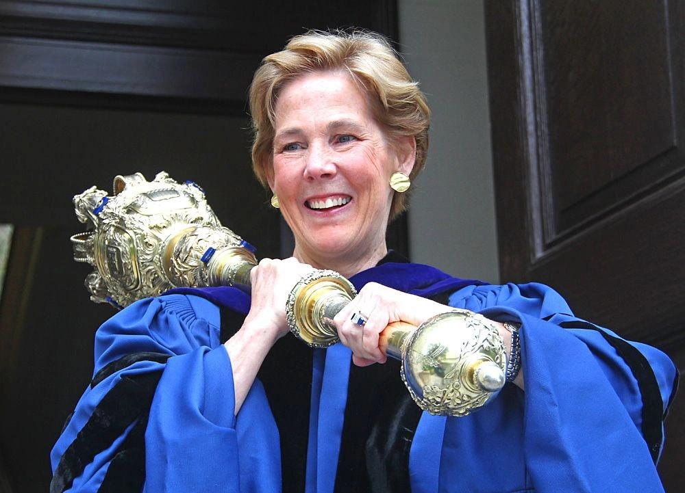 ĐH Kinh tế cần giải thích ý nghĩa quyền trượng hiệu trưởng cầm-1