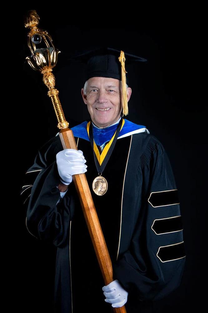 ĐH Kinh tế cần giải thích ý nghĩa quyền trượng hiệu trưởng cầm-3