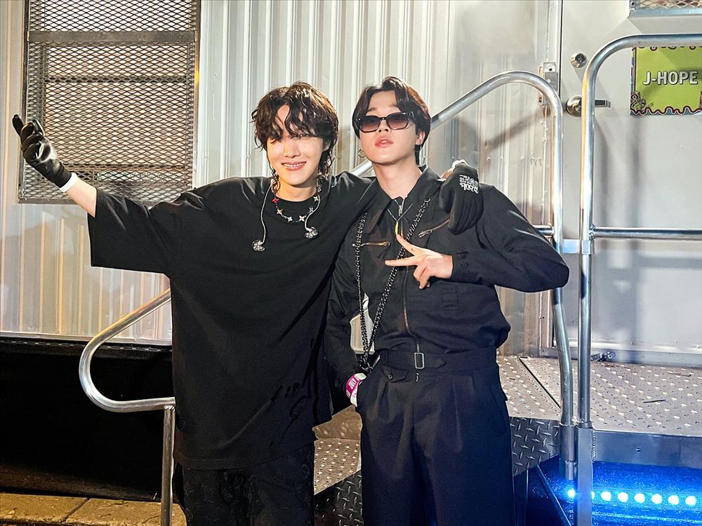 Bị nhá máy ngày đêm, BTS Jimin công khai nhắc fan cuồng trên live-1