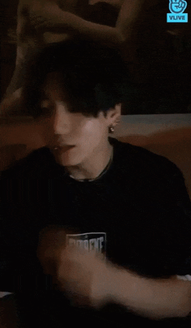 Bị nhá máy ngày đêm, BTS Jimin công khai nhắc fan cuồng trên live-4