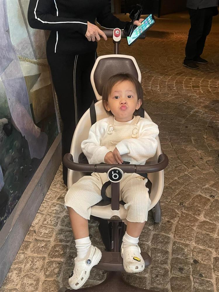 Ái nữ Hồ Ngọc Hà chuẩn quý cô hay làm: Dọn từ nhà tới sân bay-7