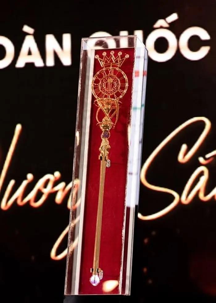 Soi quyền trượng của dàn hoa hậu Việt khi đăng quang-2