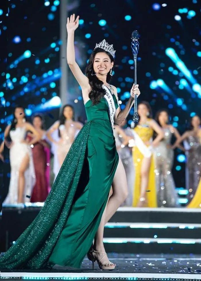 Soi quyền trượng của dàn hoa hậu Việt khi đăng quang-11