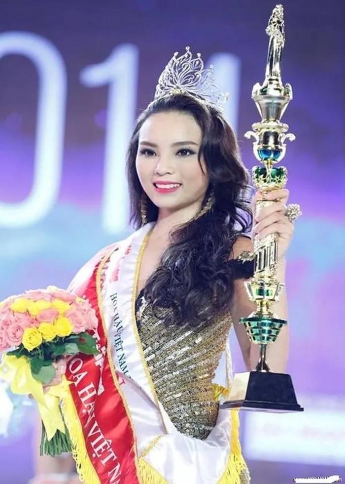 Soi quyền trượng của dàn hoa hậu Việt khi đăng quang-7