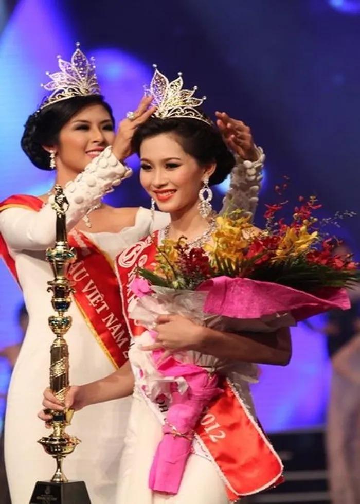 Soi quyền trượng của dàn hoa hậu Việt khi đăng quang-8