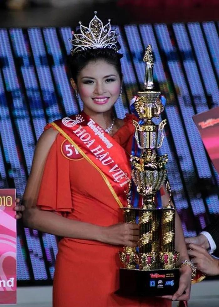 Soi quyền trượng của dàn hoa hậu Việt khi đăng quang-9